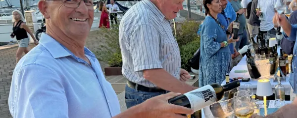 Iz Vipavske doline sta v Milje prišla Franc Vodopivec iz kleti Slavček 
in Zmagoslav Petrič iz kleti Guerila (z desne).