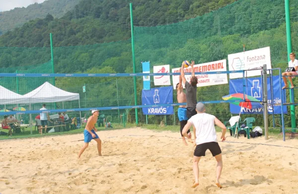 Tudi letošnje poletje v Kanalu ne bo minilo brez odbojke na 
mivki.