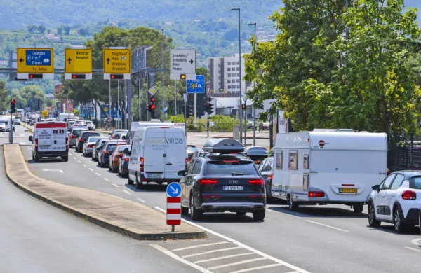 Tudi ta konec tedna pričakovati gost promet na cestah
