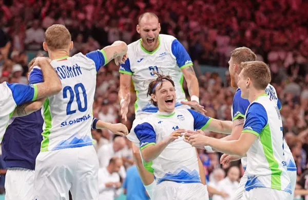 Slovenski rokometaši so se po zmagi nad Norvežani razveselili 
uvrstitve  v polfinale, kjer se bodo nocoj pomerili z Danci. 
