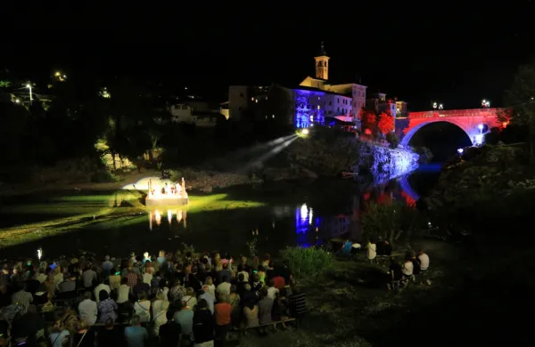 Pester športno-kulturni vikend v Kanalu so sinoči otvorili s spevi 
na Soči. 