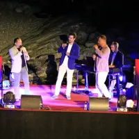 Na plavajočem odru pod kanalskim mostom je v spremljavi 
pianista nastopil Trio Vivere - Matjaž Robavs, Aljaž Farasin in Rok 
Ferenčak.
