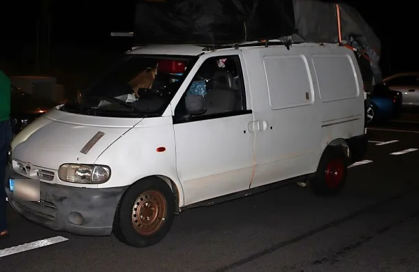 Romunski kombi je bil do stropa nabasan s kramo, podvozje pa je 
voznik iznajdljivo predelal.