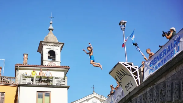 V Kanalu so z mosta pogumno skakali tudi najmlajši. 