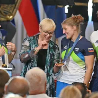 Pred  množičnim sprejemom na Kongresnem trgu je olimpijce 
sprejela in jim čestitala tudi predsednica republike Nataša Pirc 
Musar.