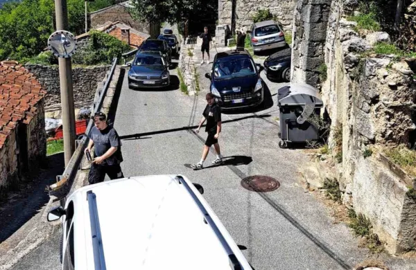 Pogost pojav v poletnih vikendih v Podpeči: vozila obtičijo z ene in 
druge smeri, vozniki in potniki pa zaskrbljeni hodijo po vasi in 
skupaj z domačini usmerjajo promet. 