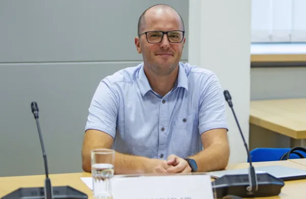 Svet Radiotelevizije Slovenija (RTVS) je danes soglasno razrešil 
člana uprave RTVS Andreja Trčka, ki je 17. junija podal odstopno 
izjavo. 