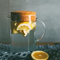 Priporočeno je v telo vnesti vsaj dva litra vode na dan.