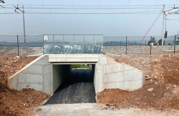 Direkcija RS za infrastrukturo je konec julija zaključila gradnjo 
novega podhoda za pešce in kolesarje pod železniško progo južno 
od Železniške postaje Postojna. 