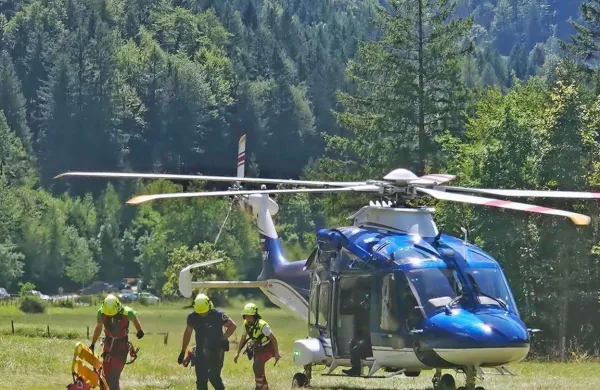Reševalci in posadka policijskega helikopterja so s pobočja 
Triglava včeraj najprej pripeljali truplo nesrečnega Belgijca, nato 
pa še dva Čeha, ki od šoka nista mogla nadaljevati vzpona.