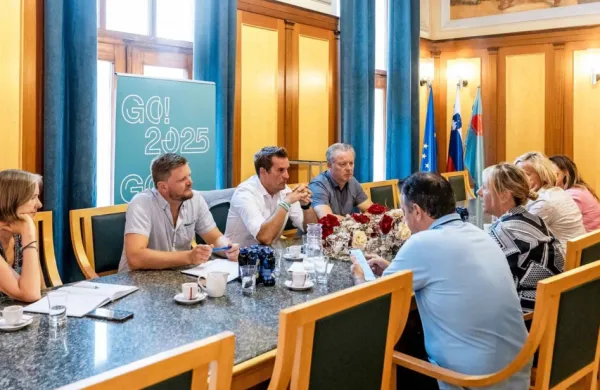 Ministrica za kmetijstvo Mateja Čalušić se je v Novi Gorici z  
županom Samom Turelom  na sestanku, ki se ga je udeležil tudi 
podpredsednik vlade Matej Arčon, pogovarjala o strategiji ravnanja s kmetijskimi zemljišči.