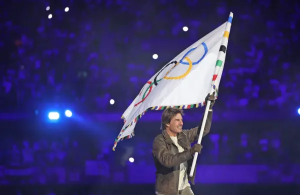  Hollywoodski filmski zvezdnik Tom Cruise je na zaključni slovesnosti v Parizu prevzel olimpijsko zastavo. 