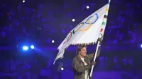  Hollywoodski filmski zvezdnik Tom Cruise je na zaključni slovesnosti v Parizu prevzel olimpijsko zastavo. 