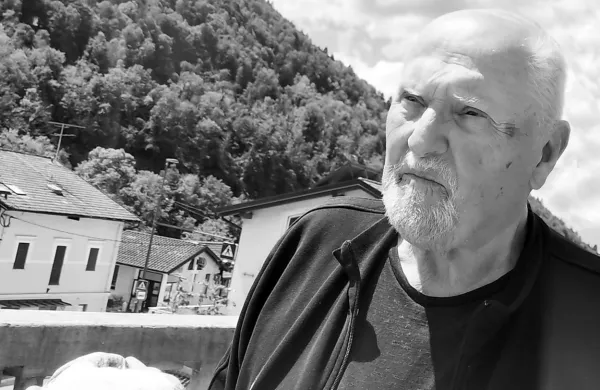 Marko Munih na  terasi domače hiše v osrčju Mosta na Soči 
letošnjega maja