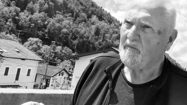 Marko Munih na  terasi domače hiše v osrčju Mosta na Soči 
letošnjega maja