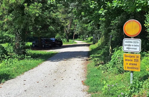 Voznika parkiranih avtov sta se požvižgala na prometni znak in 
dve dodatni tabli.
