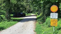 Voznika parkiranih avtov sta se požvižgala na prometni znak in 
dve dodatni tabli.