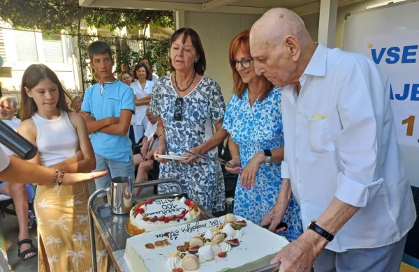 V izolskem domu upokojencev so praznovali  sto let  Albina 
Faturja.