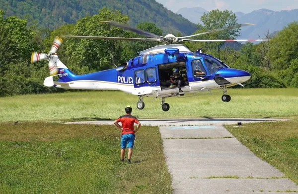  Truplo nesrečnega Nemca so s helikopterjem prepeljali v Tolmin.