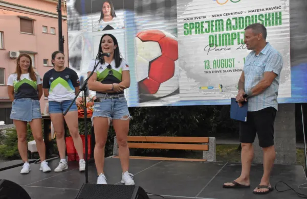 Po uvodni besedah voditelja Sandija Škvarča je prva spregovorila 
strelka na zgodovinski prvi olimpijski tekmi Slovenije z Dansko, 
Maja Svetik. 