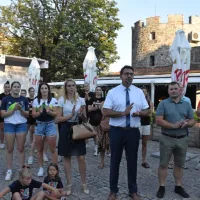 Že pred začetkom prireditve je bilo na Trgu prve slovenske vlade 
nekaj druženja olimpijk z navijači in vodstvom občine (v sredini 
župan Tadej Beočanin)