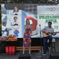 Za prijetne melodije sta poskrbela pevka  Hana Jerončič in kitarist 
Simon Mervič.
