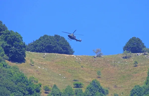 Včeraj zgodaj popoldne je bila policija obveščena   o tragični 
nesreči tujega jadralnega padalca na pobočju Stola v občini 
Kobarid. 