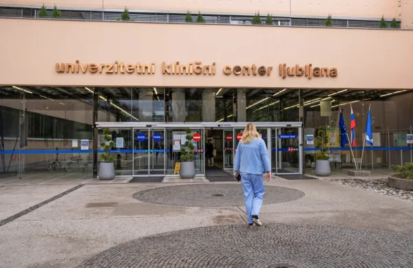 V Univerzitetnem kliničnem centru (UKC) Ljubljana so  pojasnili, da 
se s povečanim številom primerov covida-19 srečujejo že od 
junija.