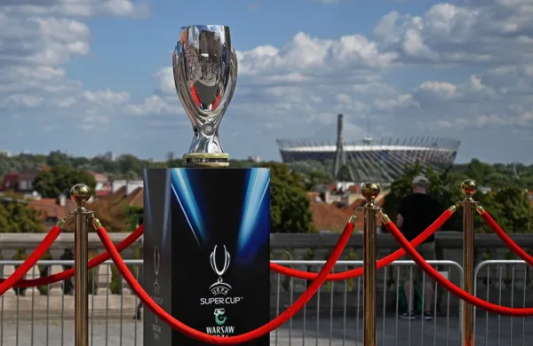 Nocoj bodo na varšavskem nacionalnem stadionu (v ozadju) 
podelili evropski superpokal.  