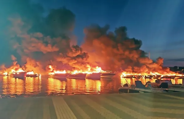 Požara v marini v Medulinu 14. maja, v katerem je bilo povsem 
uničenih 22 plovil, 12 pa poškodovanih, so osumljeni trije 
Ukrajinci.