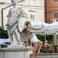 Zrcalce, zrcalce, povej, katera je lepša ...