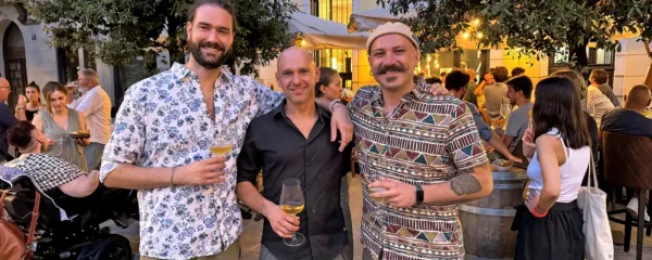 Jan Zaccaria, Danijel Lovrečič in Mitja Pertot (z leve) pred Karakterjem na tržaškem 
nabrežju Nazario Sauro. 