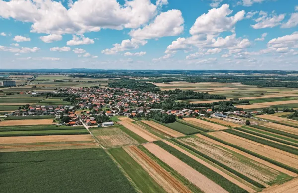 

Današnji praznik obeležujemo v spomin na dogodke, ko je 
jugoslovanska vojska 12. avgusta 1919 v Prekmurju prevzela 
oblast.  17. avgusta je potem vojaška oblast upravo nad Prekmurjem prepustila civilni oblasti. 