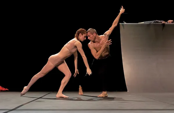 Gonilni sili MN Dance Company sta Nastja Bremec Rynia in Michael 
Rynia.