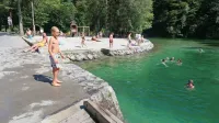 Na razsežnem kopališču v Idrijski Beli so z vikend parkirnino treh 
evrov na uro korenito omejili obisk v vsej poletni sezoni. Za razliko 
od krajev ob Soči, tu skoraj ni bilo upora. 