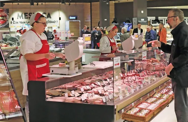 Trgovske družbe ustvarijo vse več prihodkov in tudi vedno višji 
dobiček.