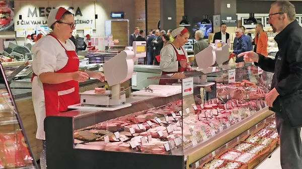 Trgovske družbe ustvarijo vse več prihodkov in tudi vedno višji 
dobiček.