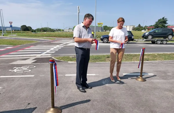 Ministrica za infrastrukturo Alenka Bratušek in župan Občine 
Šempeter-Vrtojba Milan Turk sta  uradno namenu predala novo 
krožišče  v Vrtojbi.