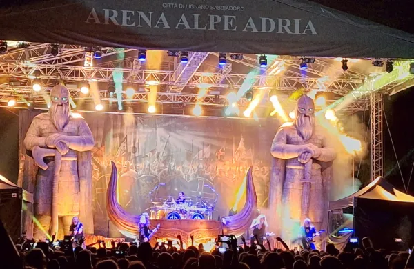 Amon Amarth so v Lignanu postregli z vikinškim spektaklom.