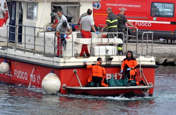 Reševalci so danes iz morja pri Palermu izvlekli pet trupel.