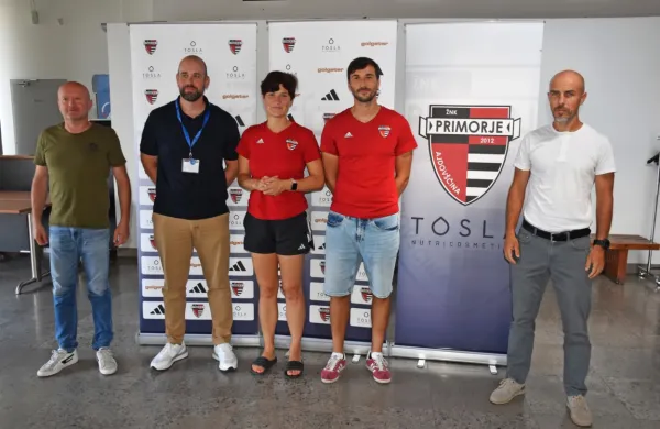 

Novo sezono ajdovskih nogometašic so danes v dvorani prve 
slovenske vlade v Ajdovščini predstavili (od leve) Bruno  Krklec, 
Primož Artač, Brigita Habjan Štolfa, Luka Soban in Andi Mamić. 