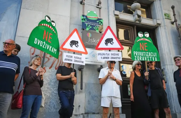 Civilna iniciativa Glas ljudstva je kritična do ministrstva za zdravje, 
ki kljub napovedim še ni pripravilo predloga novele zakona o 
zdravstveni dejavnosti, ki bi razmejila javno in zasebno zdravstvo. 