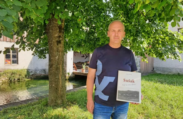 Ivan Simčič je svoji rojstni vasi posvetil knjigo Sušak: Od tu smo 
doma, v kateri je zbral in tudi izdelal rodovnike vseh družin v 
Sušaku.