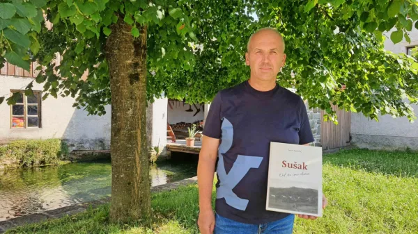 Ivan Simčič je svoji rojstni vasi posvetil knjigo Sušak: Od tu smo 
doma, v kateri je zbral in tudi izdelal rodovnike vseh družin v 
Sušaku.