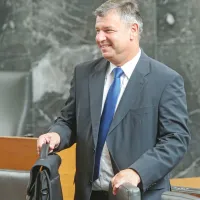 Peter Gašperšič  bi lahko danes postal novi nadzornik anhovske 
družbe Alpacem Cement, prej dolga leta Salonita. 