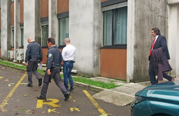 Sodnica je   Karanfila   Xhabaleja  obsodila  zaradi  nasilja  nad  dekletom  in  zlorabe  prostitucije  ter  mu  podaljšala  pripor.  