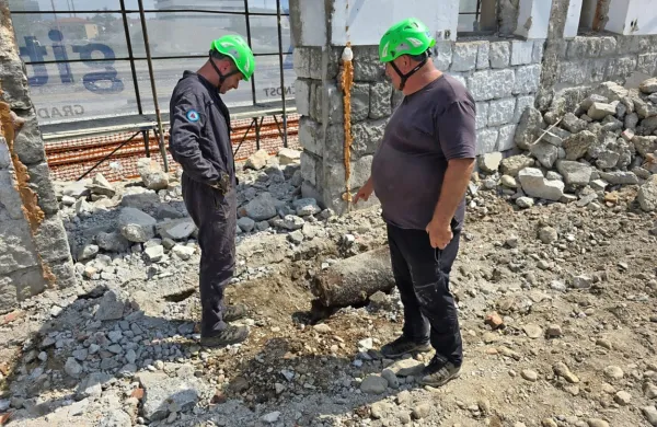 (FOTO) Na gradbi&scaron;ču novogori&scaron;ke železni&scaron;ke postaje na&scaron;li 250-kilogramsko letalsko bombo. Deaktivacija morda že to nedeljo.