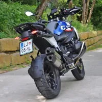 Položaj za krmilom je dober, delovno okolje pa tudi povečini 
znano od drugih bratov.