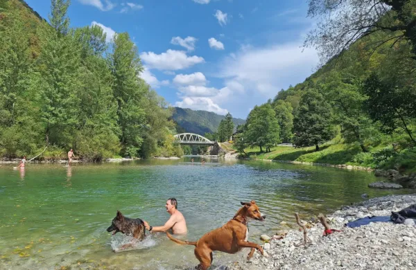 

Tudi ta konec tedna bo prijala osvežitev v kateri od naših rek. Reka Idrijca je kot nalašč  za to.