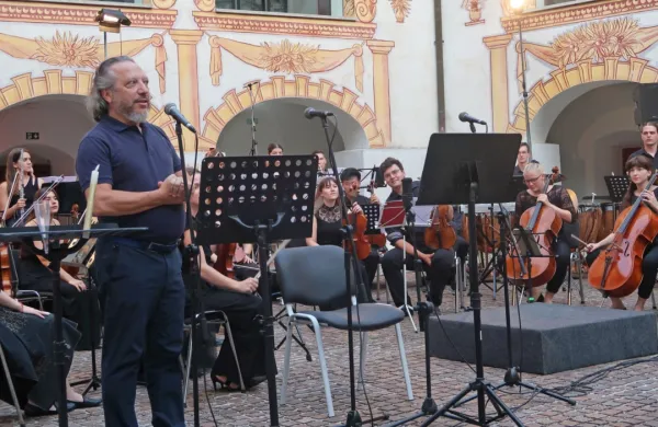 V manjših slovenskih  krajih se po zaslugi slavnega dirigenta 
Georga Pehlivaniana in njegove akademije že šest poletij srečujejo 
z opero. Letos so izvedli Puccinijevo La Boheme.